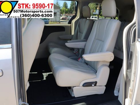 Used 2013 Chrysler Town & Country Touring FWD image 14