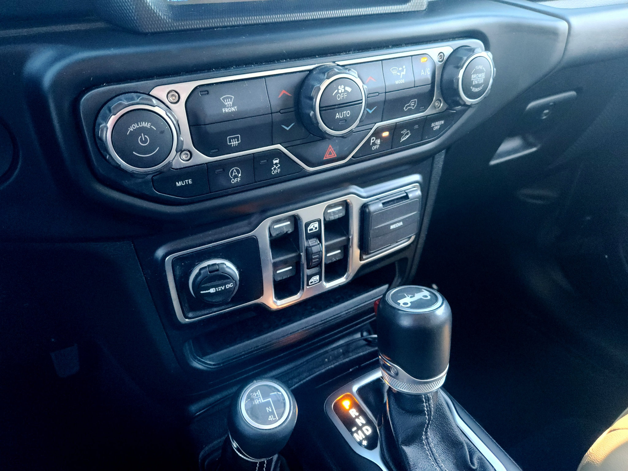 Used 2019 Jeep Wrangler Unlimited Sahara AWD/4WD image 27