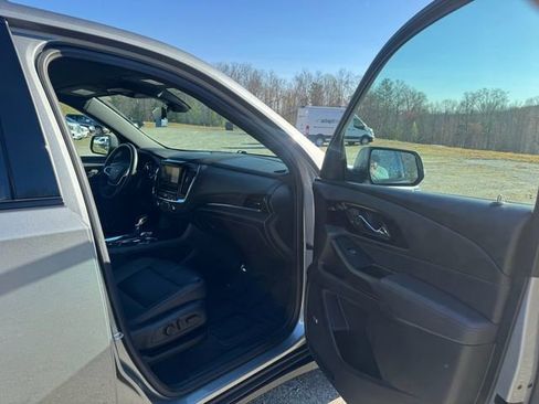 Used 2023 Chevrolet Traverse RS AWD/4WD image 17
