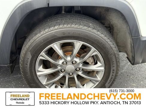 Used 2019 Jeep Cherokee Latitude Plus w/ Comfort/Convenience Group FWD image 11