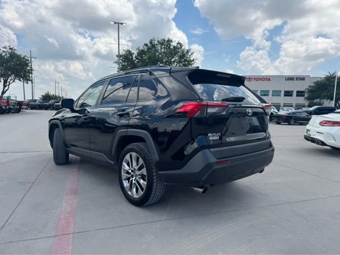 Used 2019 Toyota RAV4 XLE Premium FWD image 2