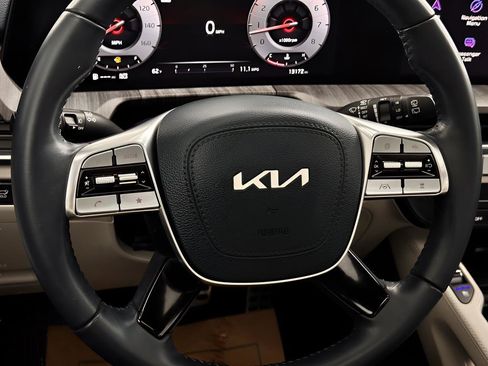 Used 2025 Kia Telluride SX w/ SX Captain's Chair Package FWD image 18