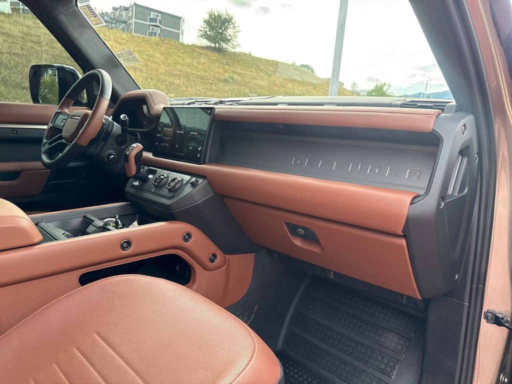 Used 2025 Land Rover Defender 110 AWD/4WD image 33