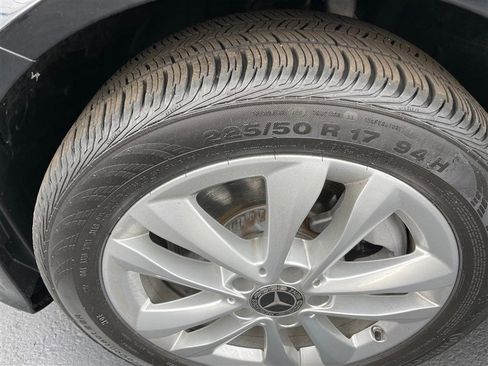 Used 2019 Mercedes-Benz C 300 4MATIC Sedan image 3