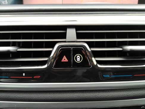 Used 2019 BMW 750i w/ Executive Package RWD image 50