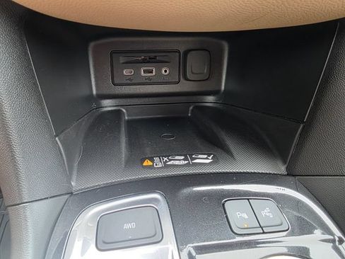 Used 2023 Chevrolet Equinox Premier AWD/4WD image 32