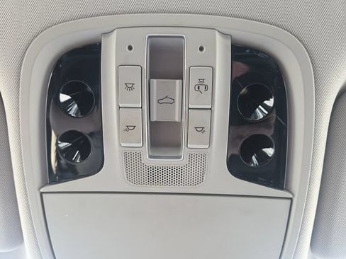 Used 2017 Kia Cadenza Premium w/ Luxury Package FWD image 28