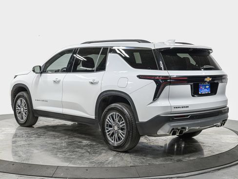 Used 2025 Chevrolet Traverse LT FWD image 4