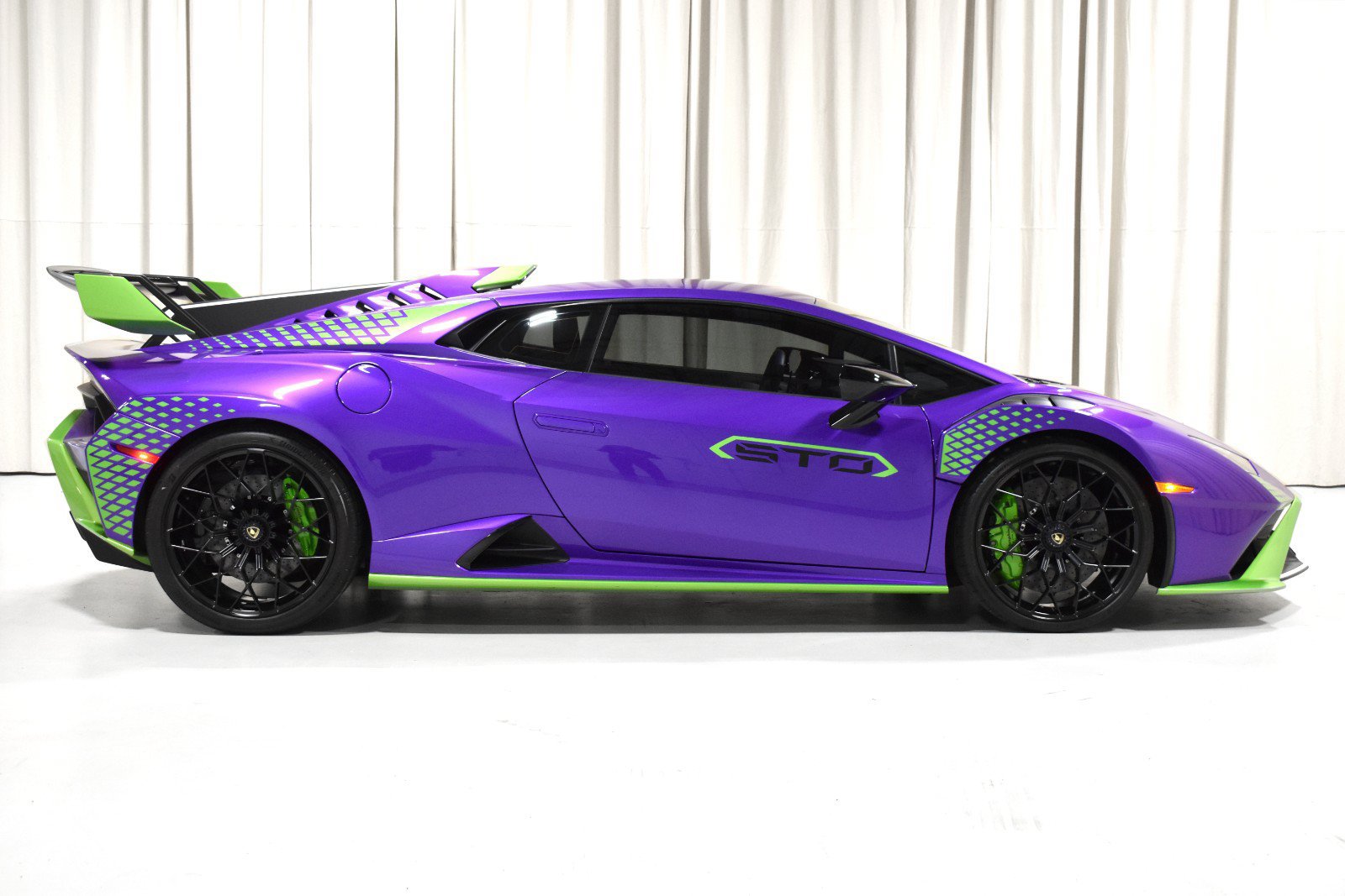 Used 2023 Lamborghini Huracan STO RWD image 4