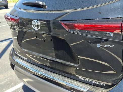 New 2026 Toyota Highlander Platinum image 5