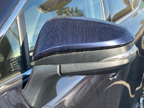 Used 2023 Toyota Venza XLE image 9