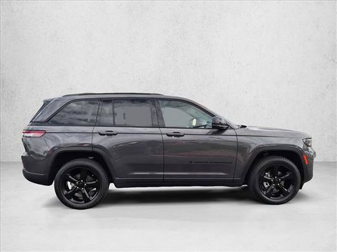 Used 2024 Jeep Grand Cherokee Altitude AWD/4WD image 4