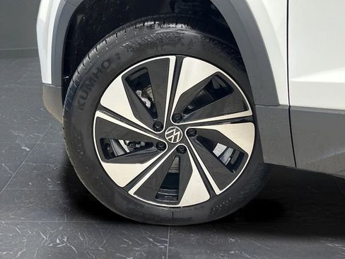 Used 2025 Volkswagen Taos SE image 32