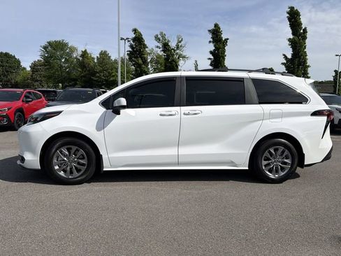 Used 2025 Toyota Sienna LE FWD image 6