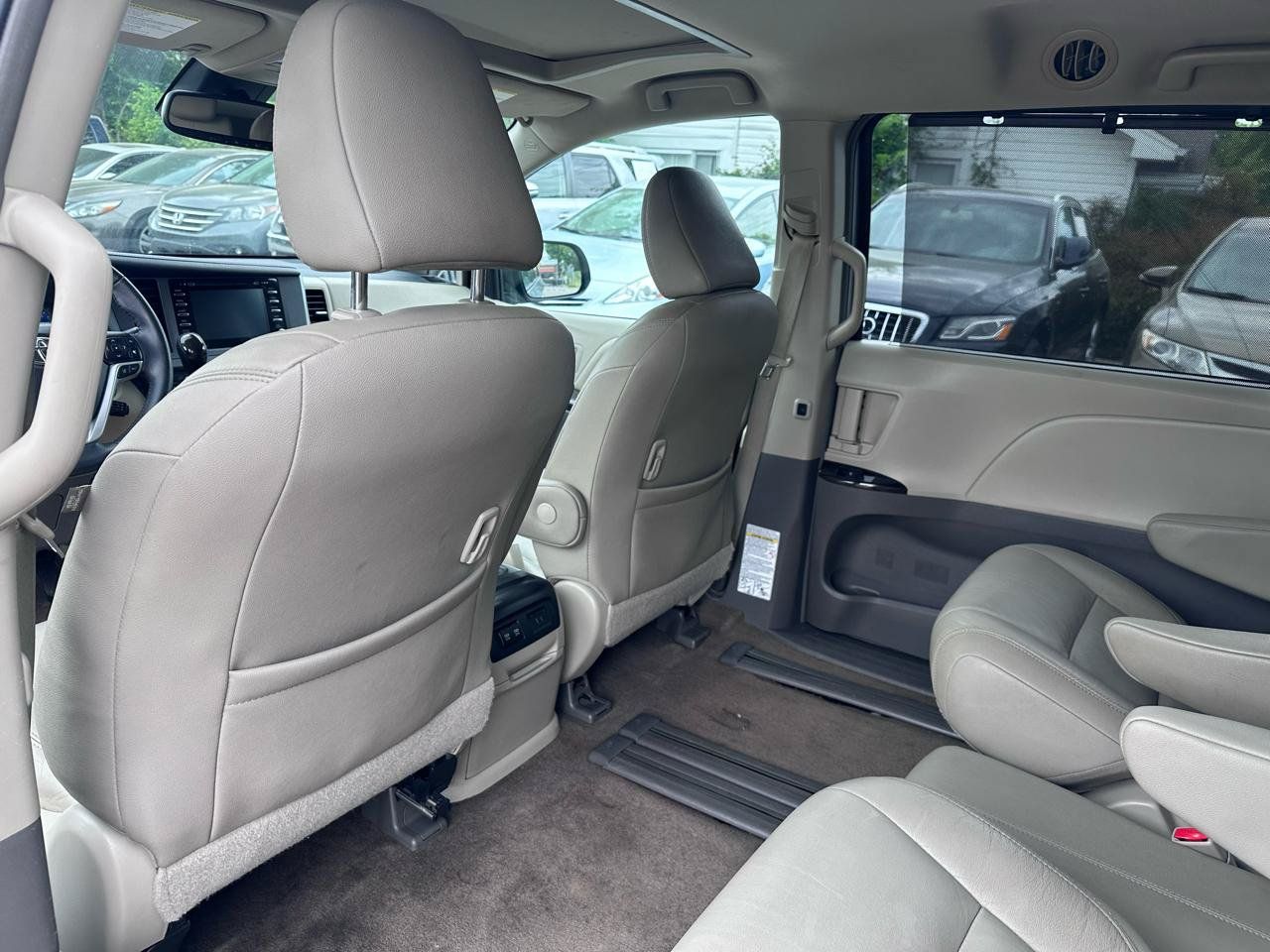 Used 2018 Toyota Sienna XLE FWD image 19