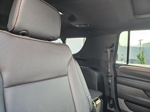 Used 2022 Chevrolet Suburban High Country w/ Premium Package 2 AWD/4WD image 15