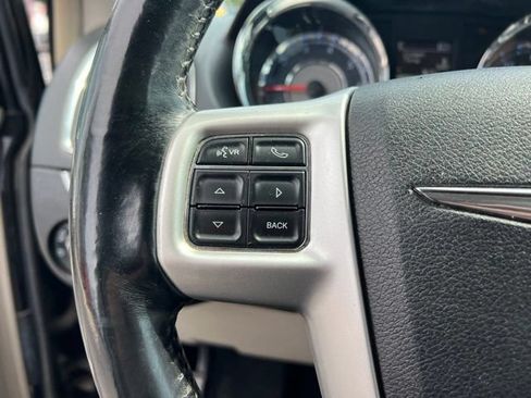 Used 2016 Chrysler Town & Country Touring FWD image 14