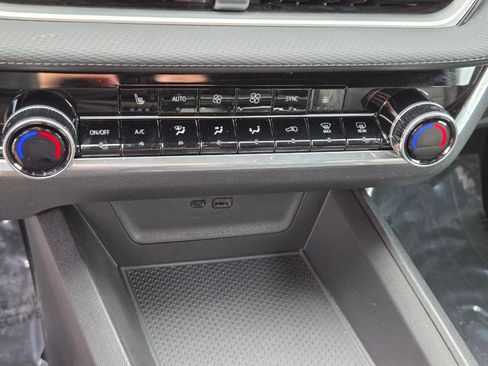 Used 2025 Chevrolet Equinox LT w/ Convenience Package II image 21