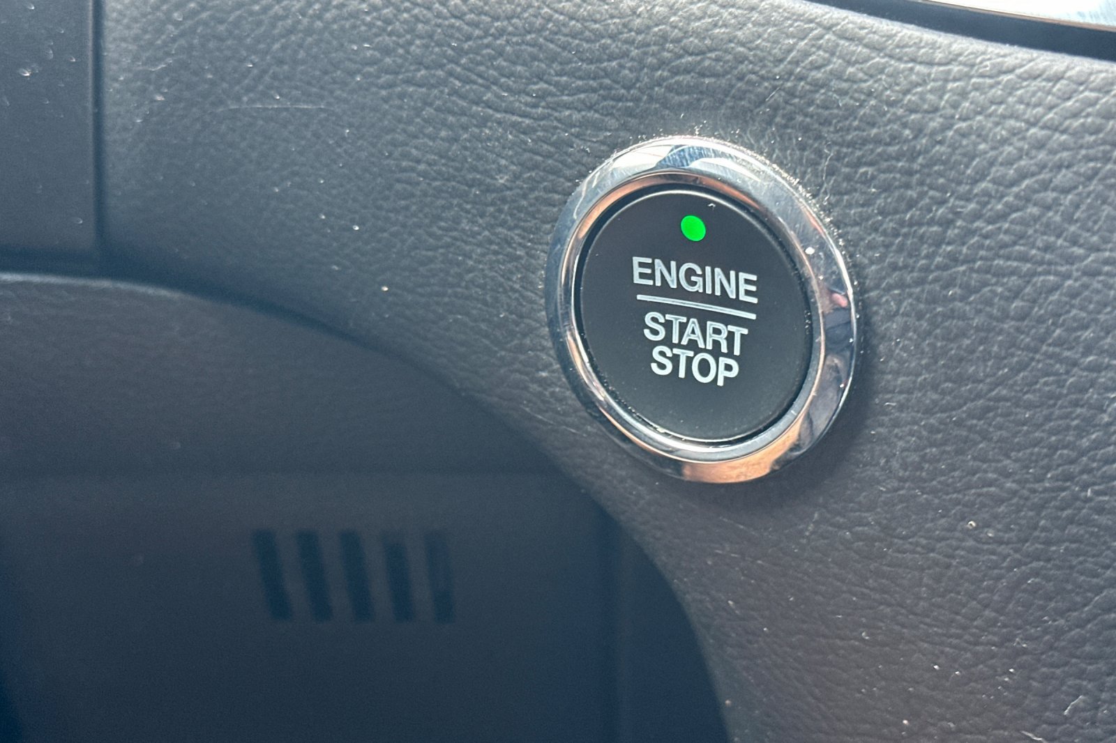 Used 2020 Ford Edge Titanium FWD image 22