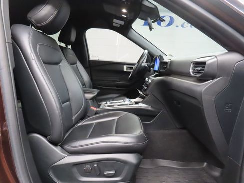 Used 2020 Ford Explorer XLT w/ Equipment Group 202A image 30