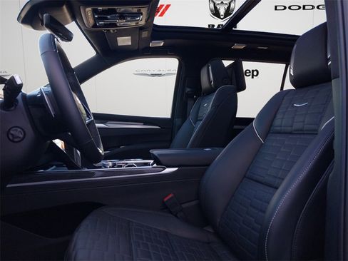 Used 2025 Cadillac Escalade ESV V image 9