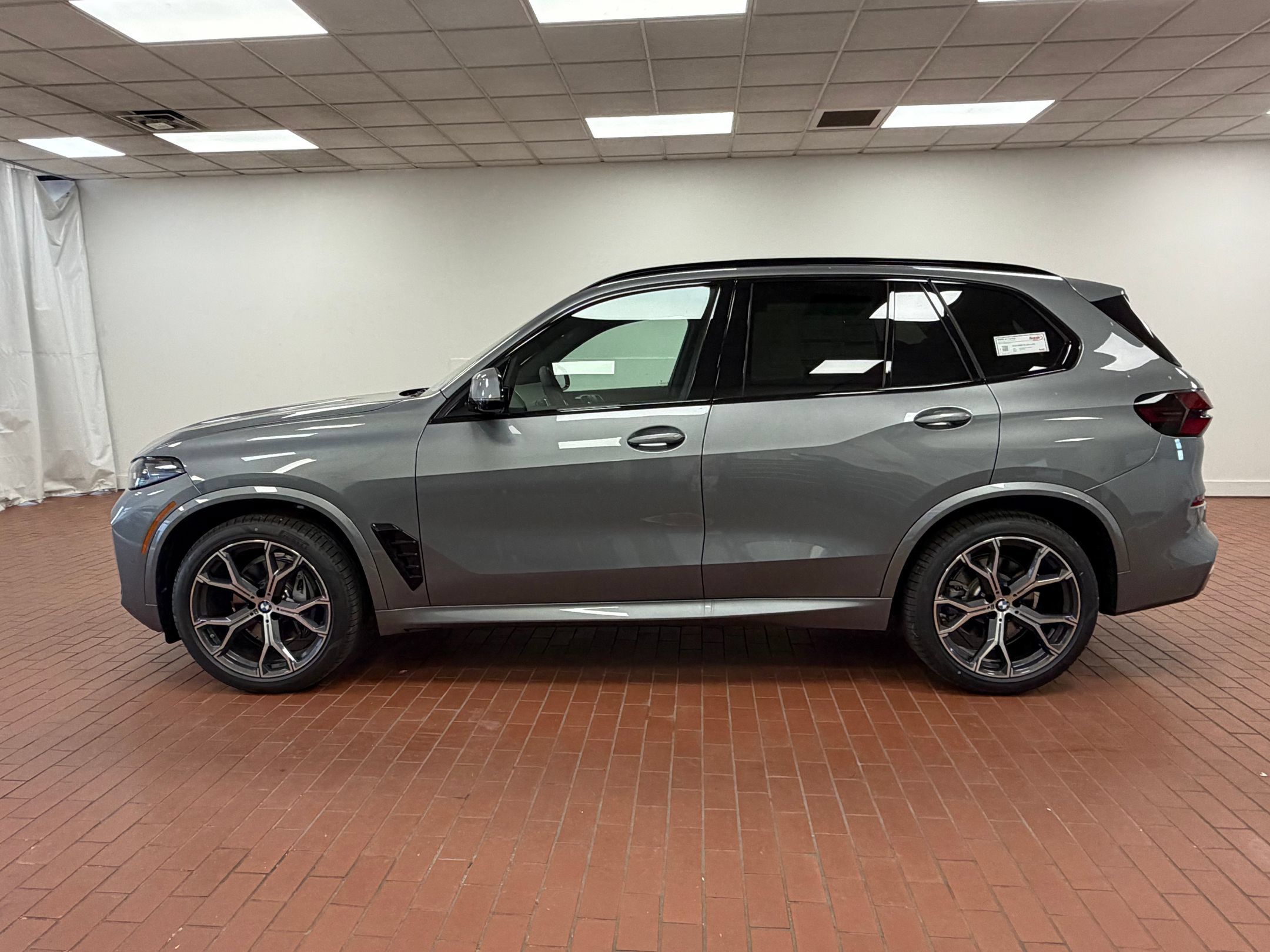 Used 2026 BMW X5 xDrive40i w/ M Sport Package AWD/4WD image 2