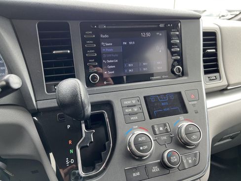 Used 2019 Toyota Sienna LE image 22