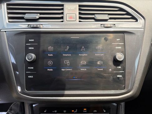 Used 2023 Volkswagen Tiguan SE w/ Panoramic Sunroof Package FWD image 23