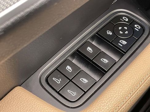 Used 2025 Porsche Cayenne Coupe image 38