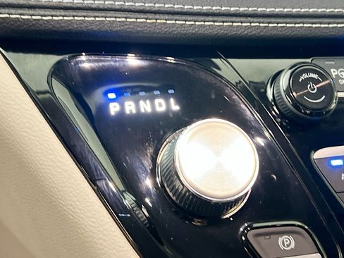 Used 2023 Chrysler Pacifica Touring-L image 25