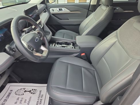 Used 2025 Ford Explorer Active w/ Active Comfort Package image 12
