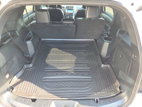 Used 2019 Ford Explorer XLT w/ Equipment Group 202A FWD image 8
