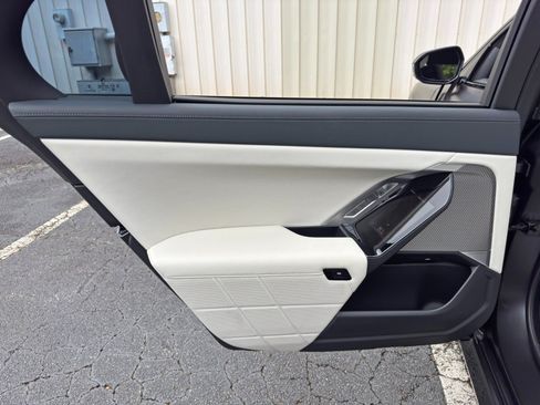 Used 2023 BMW i7 xDrive60 AWD/4WD image 54
