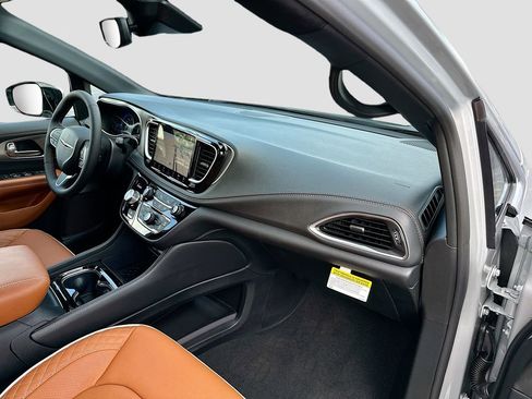 New 2026 Chrysler Pacifica Pinnacle AWD/4WD image 32