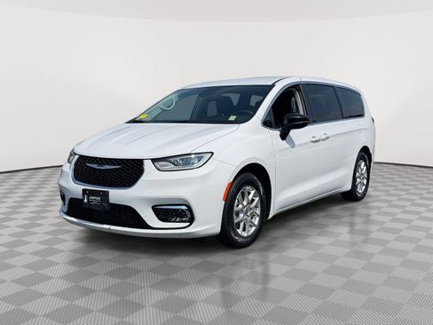 Used 2024 Chrysler Pacifica Touring-L FWD image 3