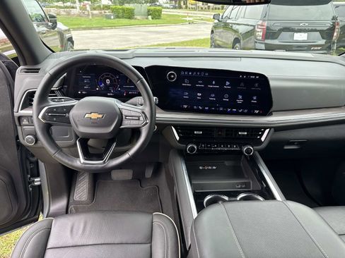 Used 2025 Chevrolet Suburban Premier RWD image 18