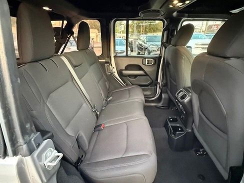 Used 2020 Jeep Wrangler Unlimited Sahara image 16