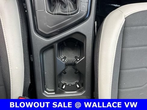 Used 2025 Volkswagen Taos SE FWD image 21