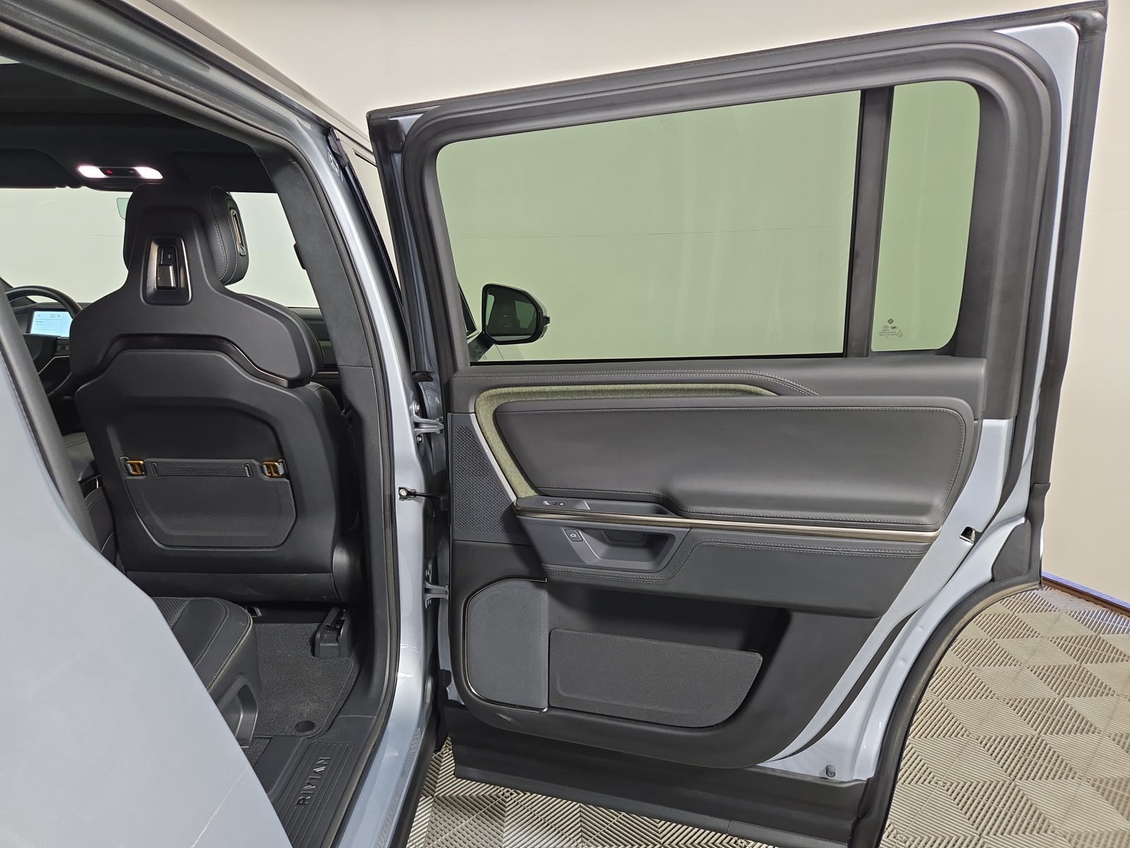 Used 2025 Rivian R1S Adventure Dual AWD/4WD image 19