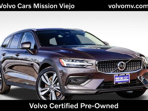 Used 2025 Volvo V60 B5 Cross Country Plus image 1