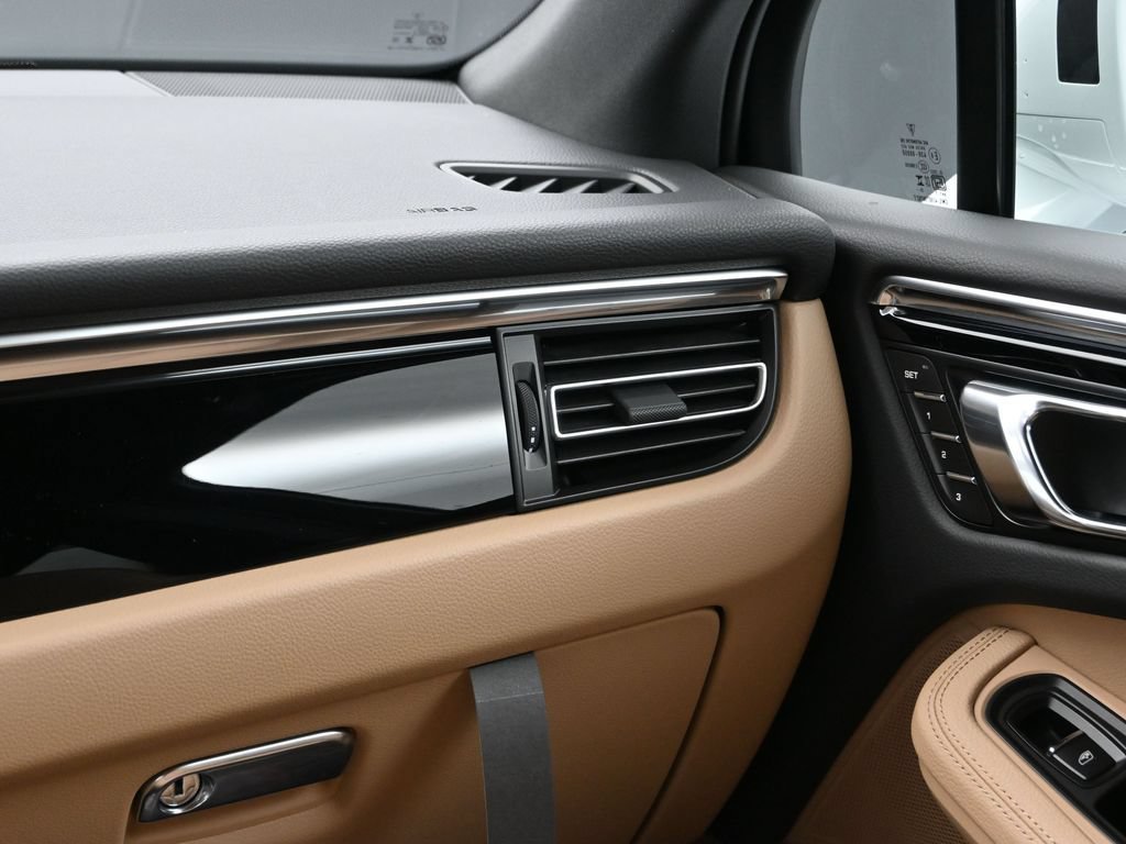 Certified 2026 Porsche Macan AWD/4WD image 22