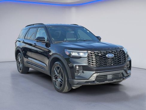Used 2025 Ford Explorer ST-Line w/ ST-Line Street Pack AWD/4WD image 4