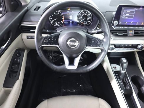 Used 2025 Nissan Altima 2.5 SV FWD image 30