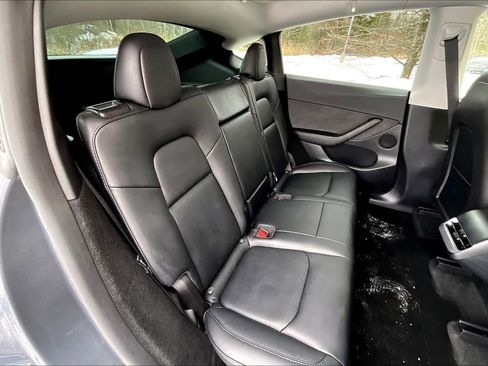 Used 2022 Tesla Model Y Long Range image 19