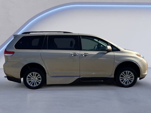 Used 2013 Toyota Sienna XLE w/ Premium Pkg image 2