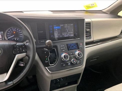 Used 2017 Toyota Sienna XLE Premium w/ Cargo Management Package FWD image 5