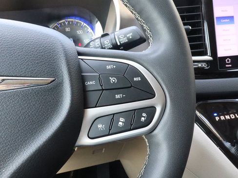 Used 2023 Chrysler Pacifica Touring-L FWD image 30