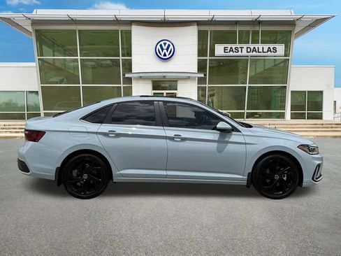 Used 2026 Volkswagen Jetta SE FWD image 2
