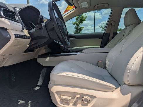 Used 2022 Toyota Camry XLE FWD image 10