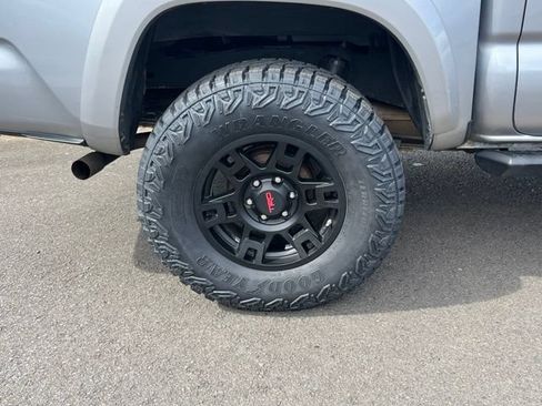 Used 2020 Toyota Tacoma SR5 AWD/4WD image 9